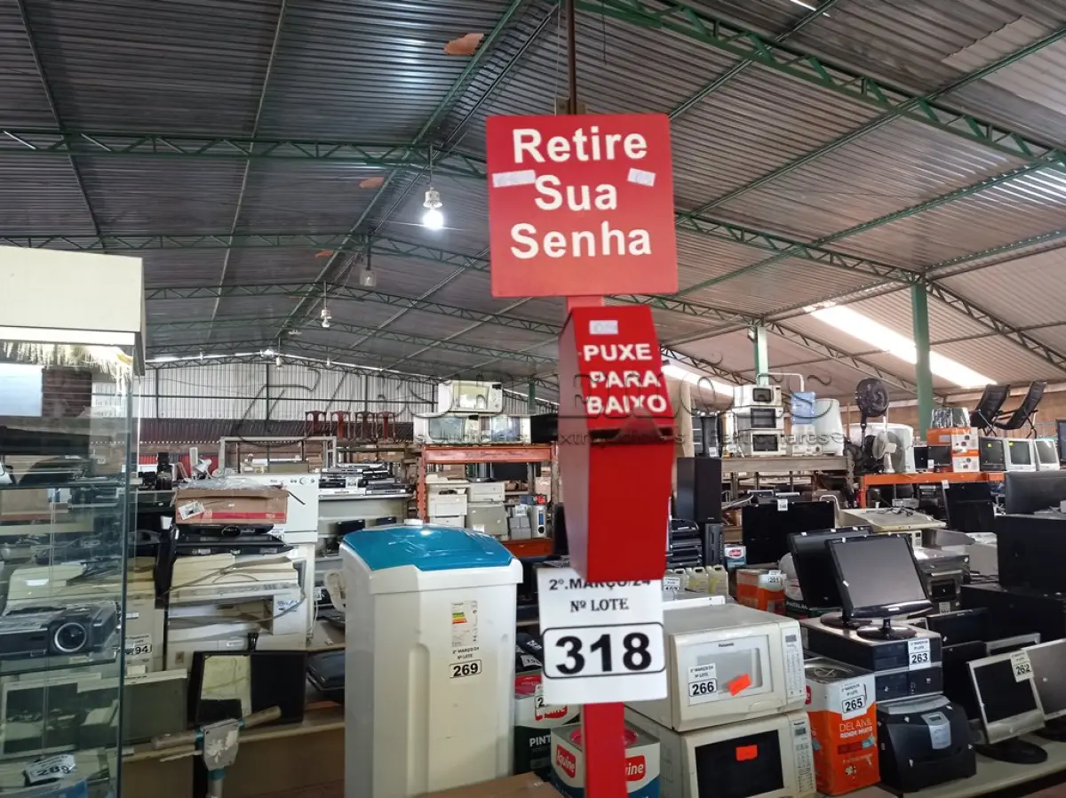 LOTE 318 - 01 TOTEM PARA SENHA, VÁRIOS DISCOS DE CORTE, VÁRIAS CANTONEIRAS DE FERRO E 02 LUMINÁRIAS DE LED. (NO ESTADO) ATENÇÃO! FAZER A VISITAÇÃO ANTES DE ARREMATAR, NÃO SABEMOS SE FUNCIONA. LEILÃO NÃO TEM GARANTIA E NEM DEVOLUÇÃO, SUJEITO A POSSÍVEIS AVARIAS VISÍVEIS/OCULTAS E/OU AUSÊNCIA DE COMPONENTES.