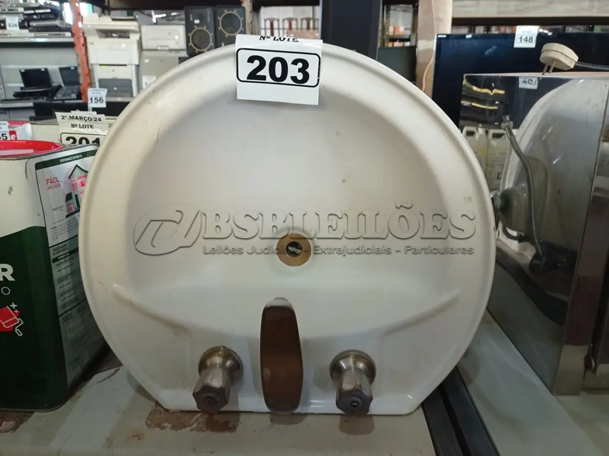 LOTE 203 - 03 CUBAS PARA LAVATÓRIO COM TORNEIRAS DE METAL COM ACIONAMENTO DUPLO. (NO ESTADO) ATENÇÃO! FAZER A VISITAÇÃO ANTES DE ARREMATAR, NÃO SABEMOS SE FUNCIONA. LEILÃO NÃO TEM GARANTIA E NEM DEVOLUÇÃO, SUJEITO A POSSÍVEIS AVARIAS VISÍVEIS/OCULTAS E/OU AUSÊNCIA DE COMPONENTES.
