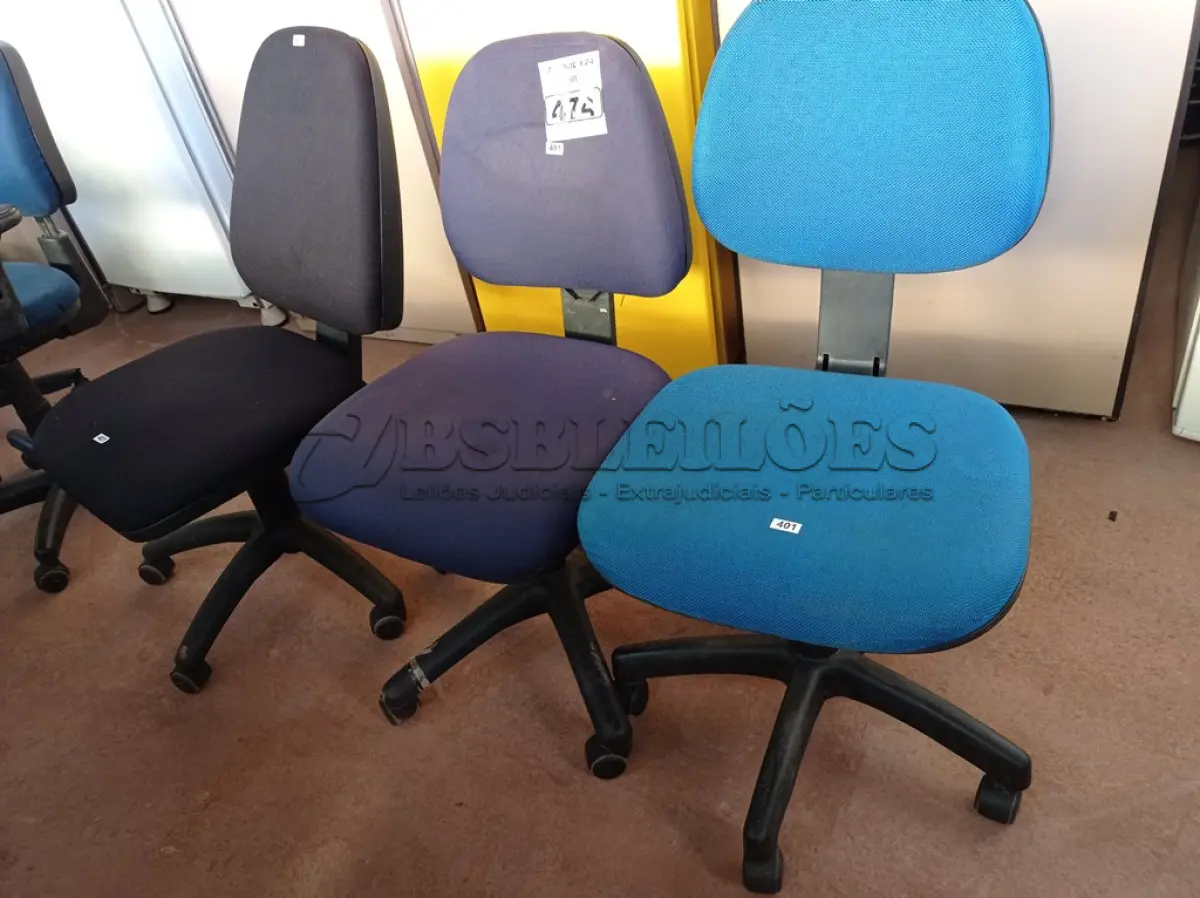 LOTE 474 - 03 CADEIRAS DE ESCRITÓRIO COM BASE GIRATÓRIA. (NO ESTADO) ATENÇÃO! FAZER A VISITAÇÃO ANTES DE ARREMATAR, NÃO SABEMOS SE FUNCIONA. LEILÃO NÃO TEM GARANTIA E NEM DEVOLUÇÃO, SUJEITO A POSSÍVEIS AVARIAS VISÍVEIS/OCULTAS E/OU AUSÊNCIA DE COMPONENTES.