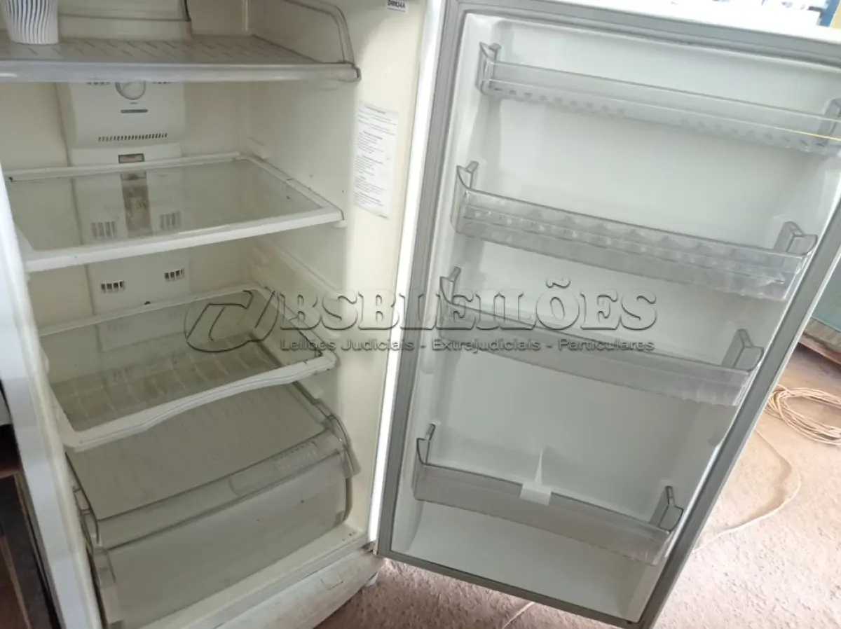 LOTE 310 - 01 GELADEIRA MARCA BRASTEMP 220V. (NO ESTADO) ATENÇÃO! FAZER A VISITAÇÃO ANTES DE ARREMATAR, NÃO SABEMOS SE FUNCIONA. LEILÃO NÃO TEM GARANTIA E NEM DEVOLUÇÃO, SUJEITO A POSSÍVEIS AVARIAS VISÍVEIS/OCULTAS E/OU AUSÊNCIA DE COMPONENTES.