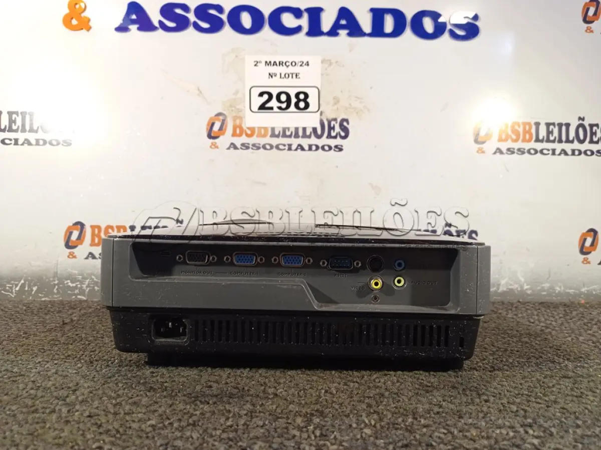 LOTE 298 - 01 PROJETOR MULTIMIDIA MARCA BENQ. (NO ESTADO) ATENÇÃO! FAZER A VISITAÇÃO ANTES DE ARREMATAR, NÃO SABEMOS SE FUNCIONA. LEILÃO NÃO TEM GARANTIA E NEM DEVOLUÇÃO, SUJEITO A POSSÍVEIS AVARIAS VISÍVEIS/OCULTAS E/OU AUSÊNCIA DE COMPONENTES.
