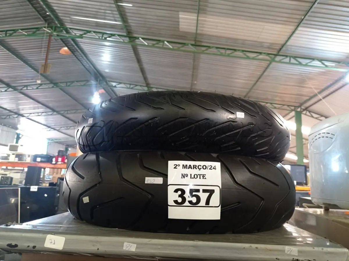 LOTE 357 - 02 PNEUS DE MOTO. (NO ESTADO) ATENÇÃO! FAZER A VISITAÇÃO ANTES DE ARREMATAR, NÃO SABEMOS SE FUNCIONA. LEILÃO NÃO TEM GARANTIA E NEM DEVOLUÇÃO, SUJEITO A POSSÍVEIS AVARIAS VISÍVEIS/OCULTAS E/OU AUSÊNCIA DE COMPONENTES.