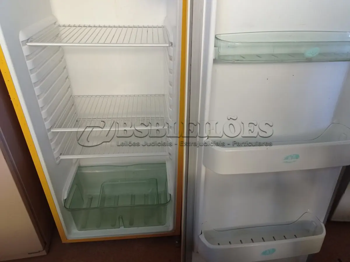 LOTE 464 - 01 GELADEIRA MARCA ELECTROLUX 220V. (NO ESTADO) ATENÇÃO! FAZER A VISITAÇÃO ANTES DE ARREMATAR, NÃO SABEMOS SE FUNCIONA. LEILÃO NÃO TEM GARANTIA E NEM DEVOLUÇÃO, SUJEITO A POSSÍVEIS AVARIAS VISÍVEIS/OCULTAS E/OU AUSÊNCIA DE COMPONENTES.