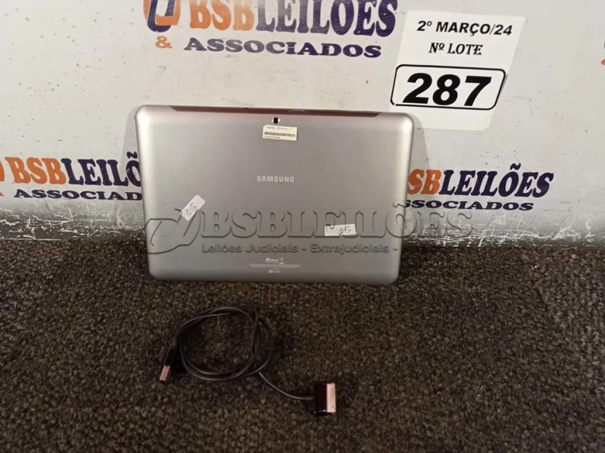 LOTE 287 - 01 TABLET SAMSUNG TAB2 TELA 10.1” COM CABO. (NO ESTADO) ATENÇÃO! FAZER A VISITAÇÃO ANTES DE ARREMATAR, NÃO SABEMOS SE FUNCIONA. LEILÃO NÃO TEM GARANTIA E NEM DEVOLUÇÃO, SUJEITO A POSSÍVEIS AVARIAS VISÍVEIS/OCULTAS E/OU AUSÊNCIA DE COMPONENTES.