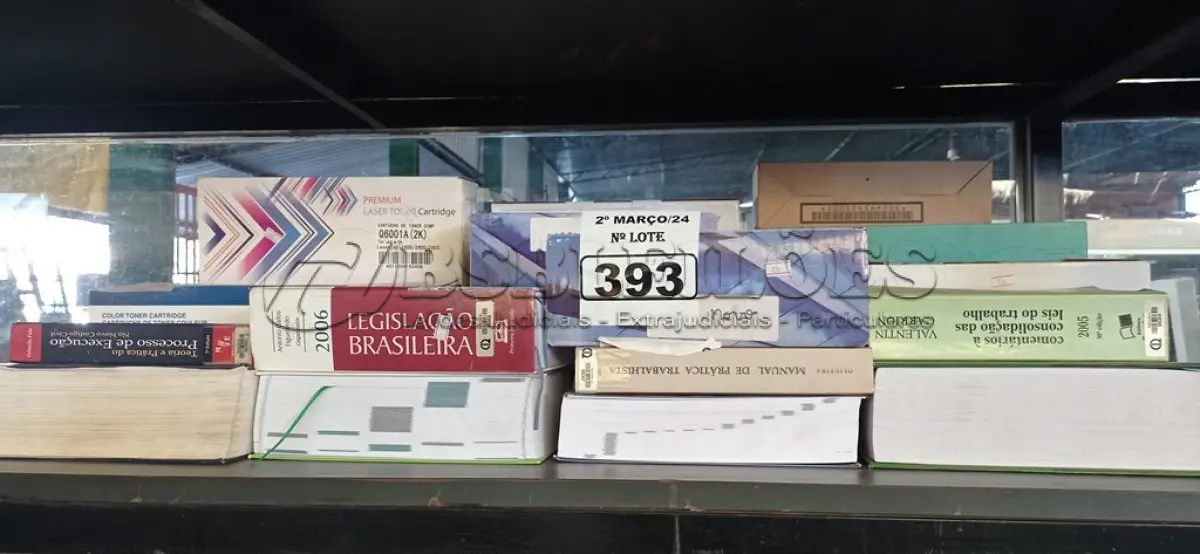 LOTE 393 - 01 LOTE COM TONNER E LIVROS DIVERSOS.  (NO ESTADO) ATENÇÃO! FAZER A VISITAÇÃO ANTES DE ARREMATAR, NÃO SABEMOS SE FUNCIONA. LEILÃO NÃO TEM GARANTIA E NEM DEVOLUÇÃO, SUJEITO A POSSÍVEIS AVARIAS VISÍVEIS/OCULTAS E/OU AUSÊNCIA DE COMPONENTES.