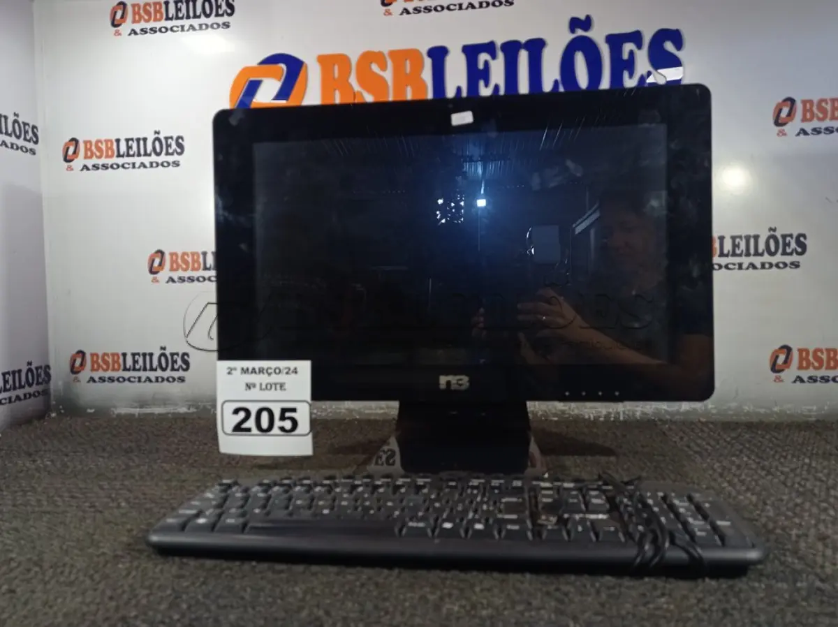 LOTE 205 - 01 COMPUTADOR ALL IN ONE. (NO ESTADO) ATENÇÃO! FAZER A VISITAÇÃO ANTES DE ARREMATAR, NÃO SABEMOS SE FUNCIONA. LEILÃO NÃO TEM GARANTIA E NEM DEVOLUÇÃO, SUJEITO A POSSÍVEIS AVARIAS VISÍVEIS/OCULTAS E/OU AUSÊNCIA DE COMPONENTES.