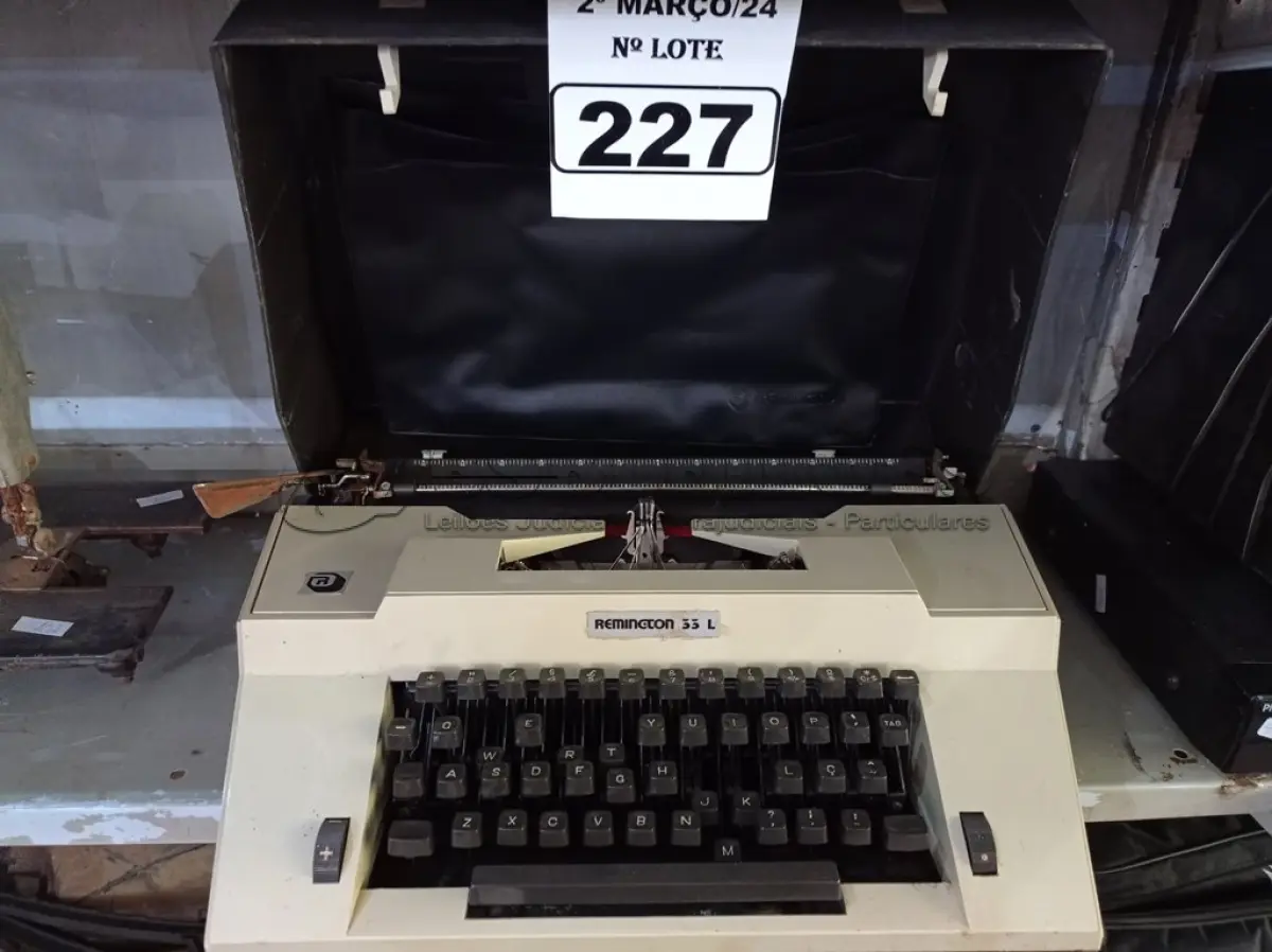 LOTE 227 - 01 MÁQUINA DE ESCREVER REMINETON 55L. (NO ESTADO) ATENÇÃO! FAZER A VISITAÇÃO ANTES DE ARREMATAR, NÃO SABEMOS SE FUNCIONA. LEILÃO NÃO TEM GARANTIA E NEM DEVOLUÇÃO, SUJEITO A POSSÍVEIS AVARIAS VISÍVEIS/OCULTAS E/OU AUSÊNCIA DE COMPONENTES.