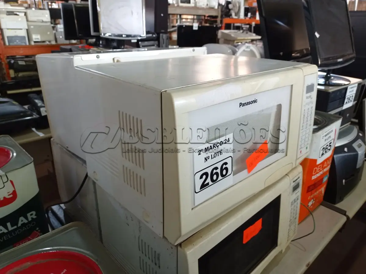 LOTE 266 - 04 MICRO-ONDAS MARCAS E MODELOS DIVERSOS PARA RETIRADA DE PEÇAS. (NO ESTADO) ATENÇÃO! FAZER A VISITAÇÃO ANTES DE ARREMATAR, NÃO SABEMOS SE FUNCIONA. LEILÃO NÃO TEM GARANTIA E NEM DEVOLUÇÃO, SUJEITO A POSSÍVEIS AVARIAS VISÍVEIS/OCULTAS E/OU AUSÊNCIA DE COMPONENTES.