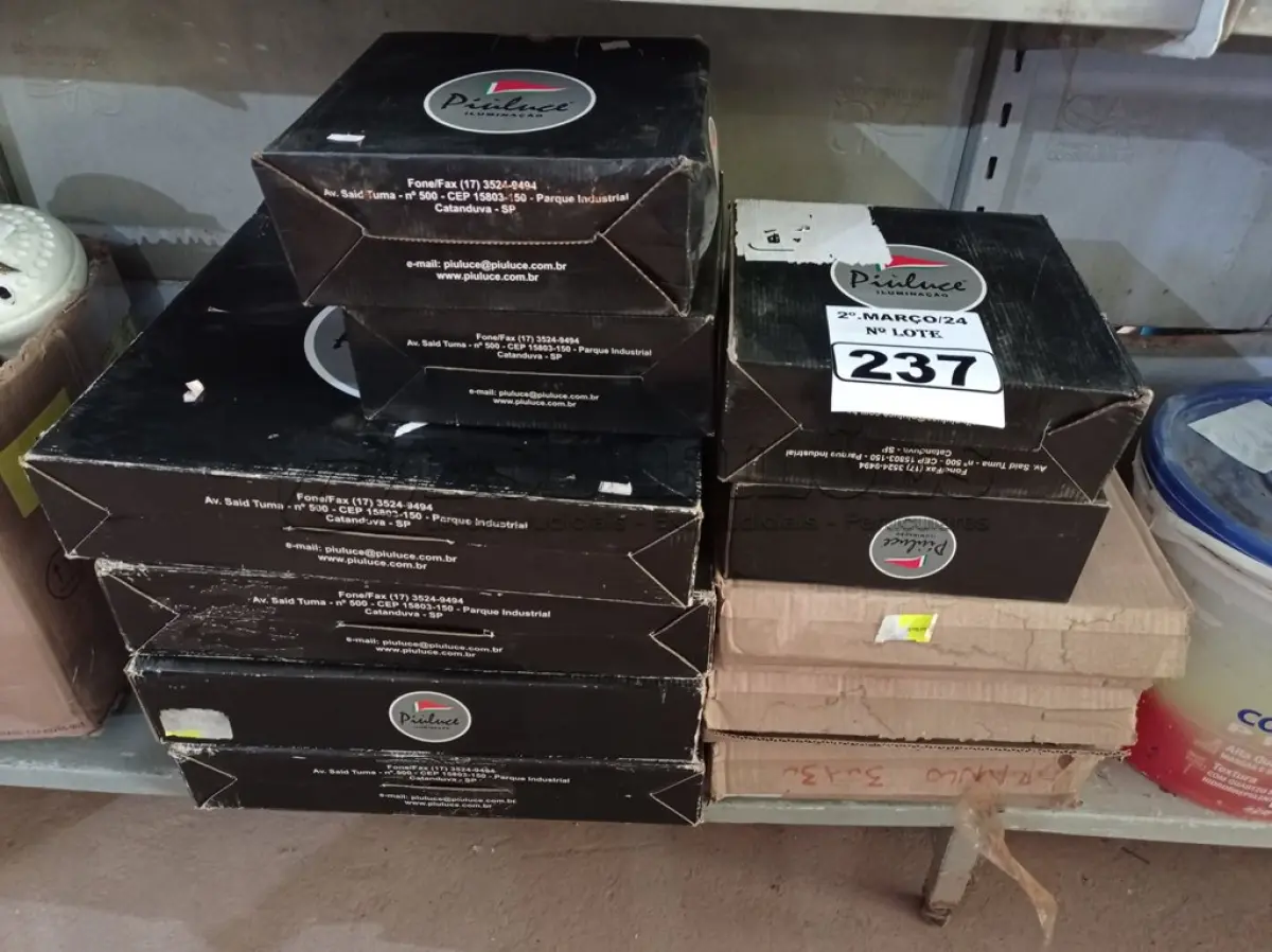 LOTE 237 - 01 LOTE COM VÁRIAS LUMINÁRIAS MARCAS E MODELOS DIVERSOS. (NO ESTADO) ATENÇÃO! FAZER A VISITAÇÃO ANTES DE ARREMATAR, NÃO SABEMOS SE FUNCIONA. LEILÃO NÃO TEM GARANTIA E NEM DEVOLUÇÃO, SUJEITO A POSSÍVEIS AVARIAS VISÍVEIS/OCULTAS E/OU AUSÊNCIA DE COMPONENTES.