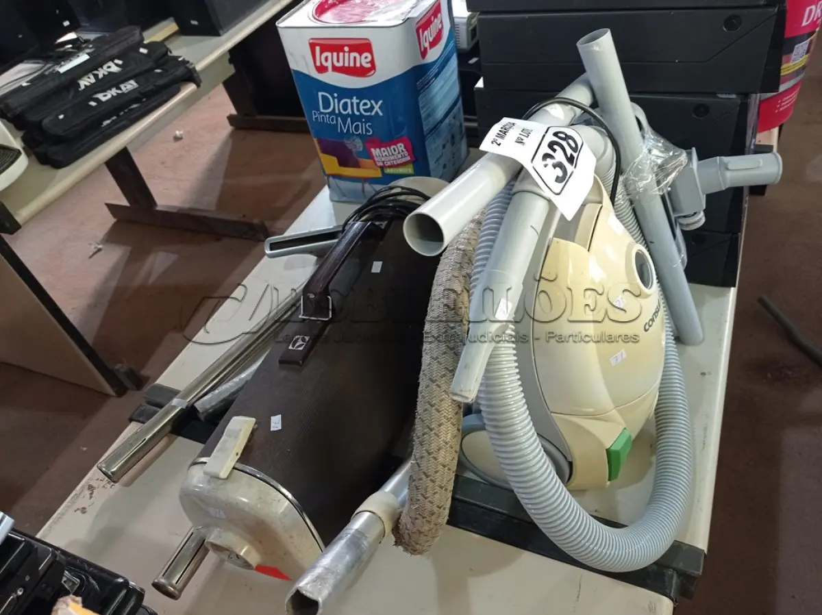 LOTE 328 - 02 ASPIRADORES DE PÓ MARCAS E MODELOS DIVERSOS. (NO ESTADO) ATENÇÃO! FAZER A VISITAÇÃO ANTES DE ARREMATAR, NÃO SABEMOS SE FUNCIONA. LEILÃO NÃO TEM GARANTIA E NEM DEVOLUÇÃO, SUJEITO A POSSÍVEIS AVARIAS VISÍVEIS/OCULTAS E/OU AUSÊNCIA DE COMPONENTES.