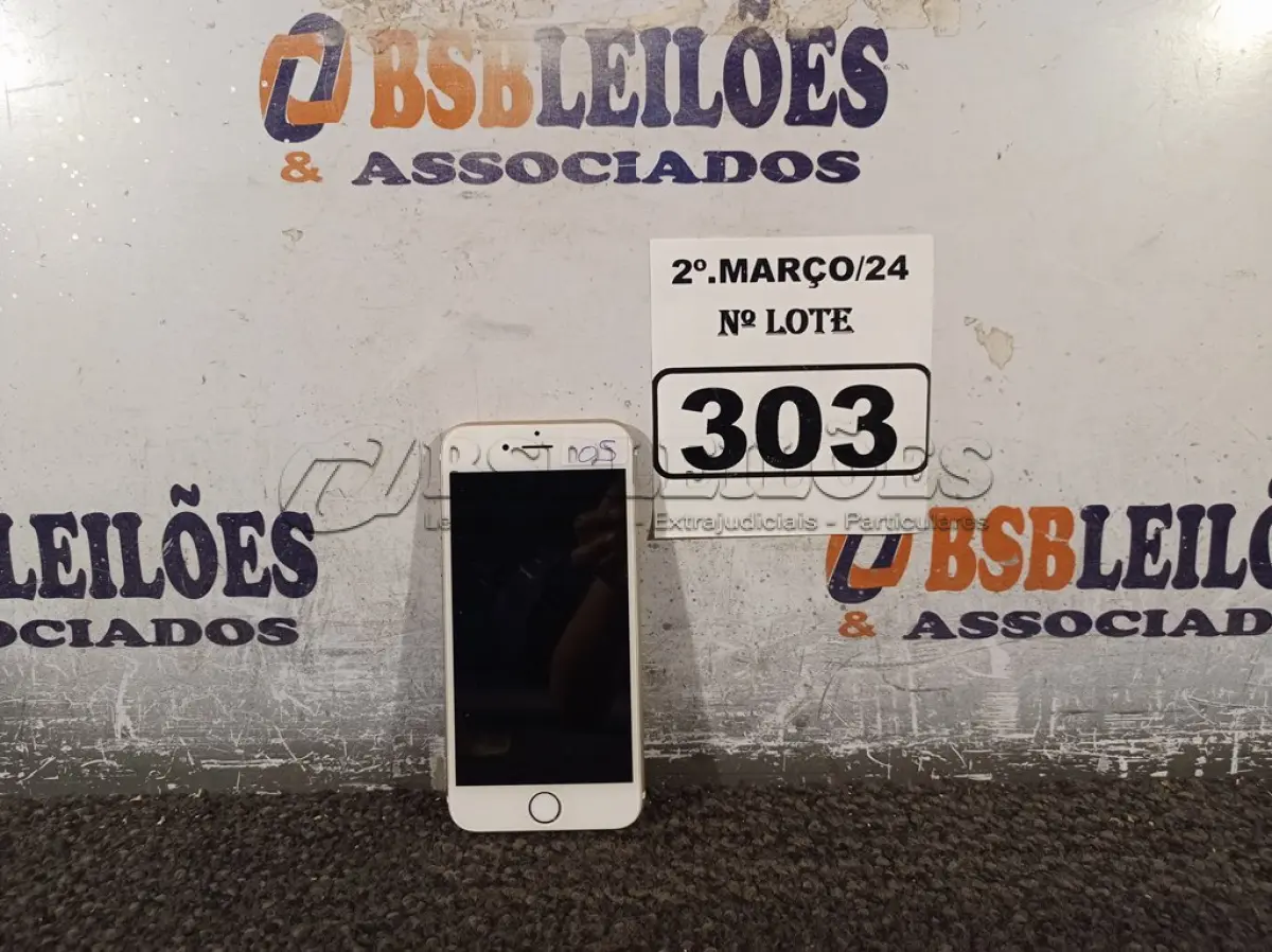 LOTE 303 - 01 CELULAR IPHONE PARA RETIRADA DE PEÇAS. (NO ESTADO) ATENÇÃO! FAZER A VISITAÇÃO ANTES DE ARREMATAR, NÃO SABEMOS SE FUNCIONA. LEILÃO NÃO TEM GARANTIA E NEM DEVOLUÇÃO, SUJEITO A POSSÍVEIS AVARIAS VISÍVEIS/OCULTAS E/OU AUSÊNCIA DE COMPONENTES.