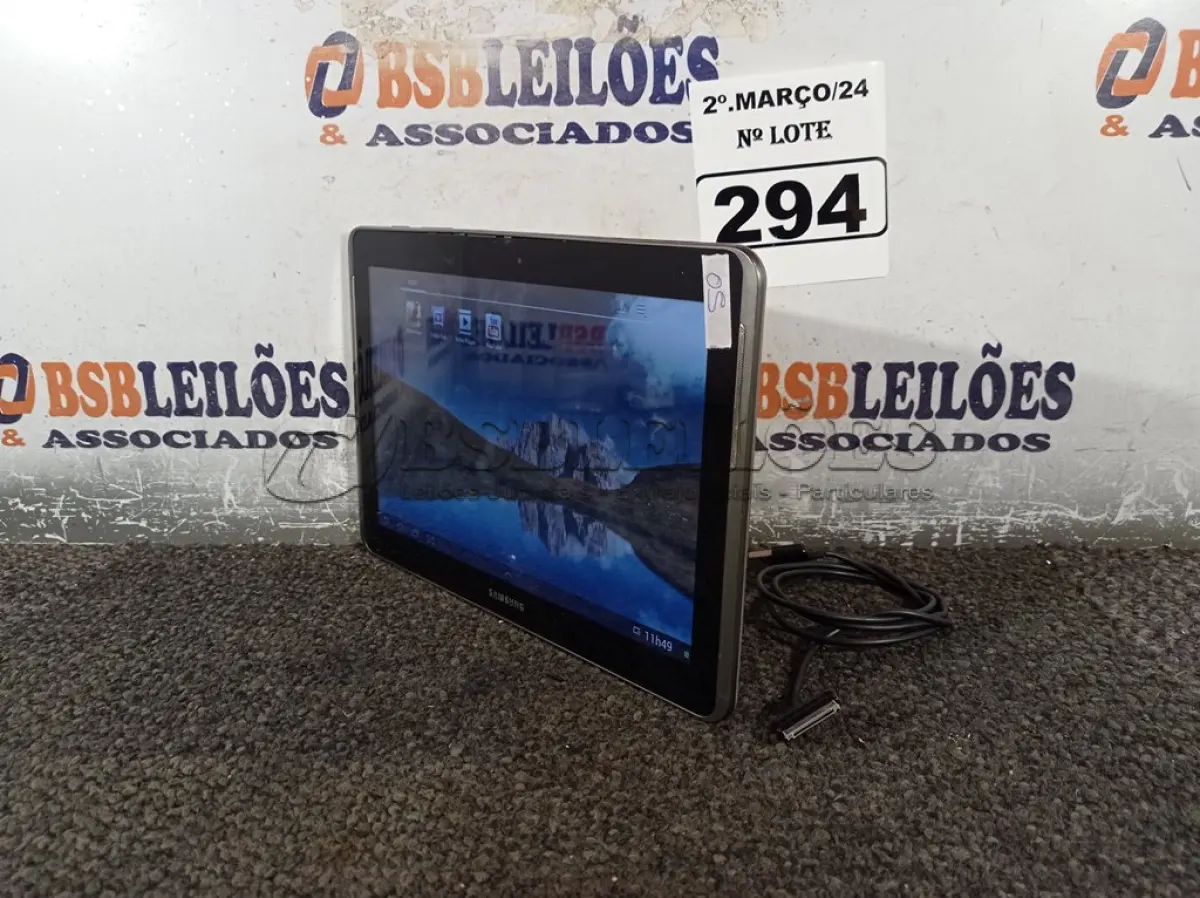 LOTE 294 - 01 TABLET SAMSUNG TAB2 TELA 10.1” COM CABO. (NO ESTADO) ATENÇÃO! FAZER A VISITAÇÃO ANTES DE ARREMATAR, NÃO SABEMOS SE FUNCIONA. LEILÃO NÃO TEM GARANTIA E NEM DEVOLUÇÃO, SUJEITO A POSSÍVEIS AVARIAS VISÍVEIS/OCULTAS E/OU AUSÊNCIA DE COMPONENTES.