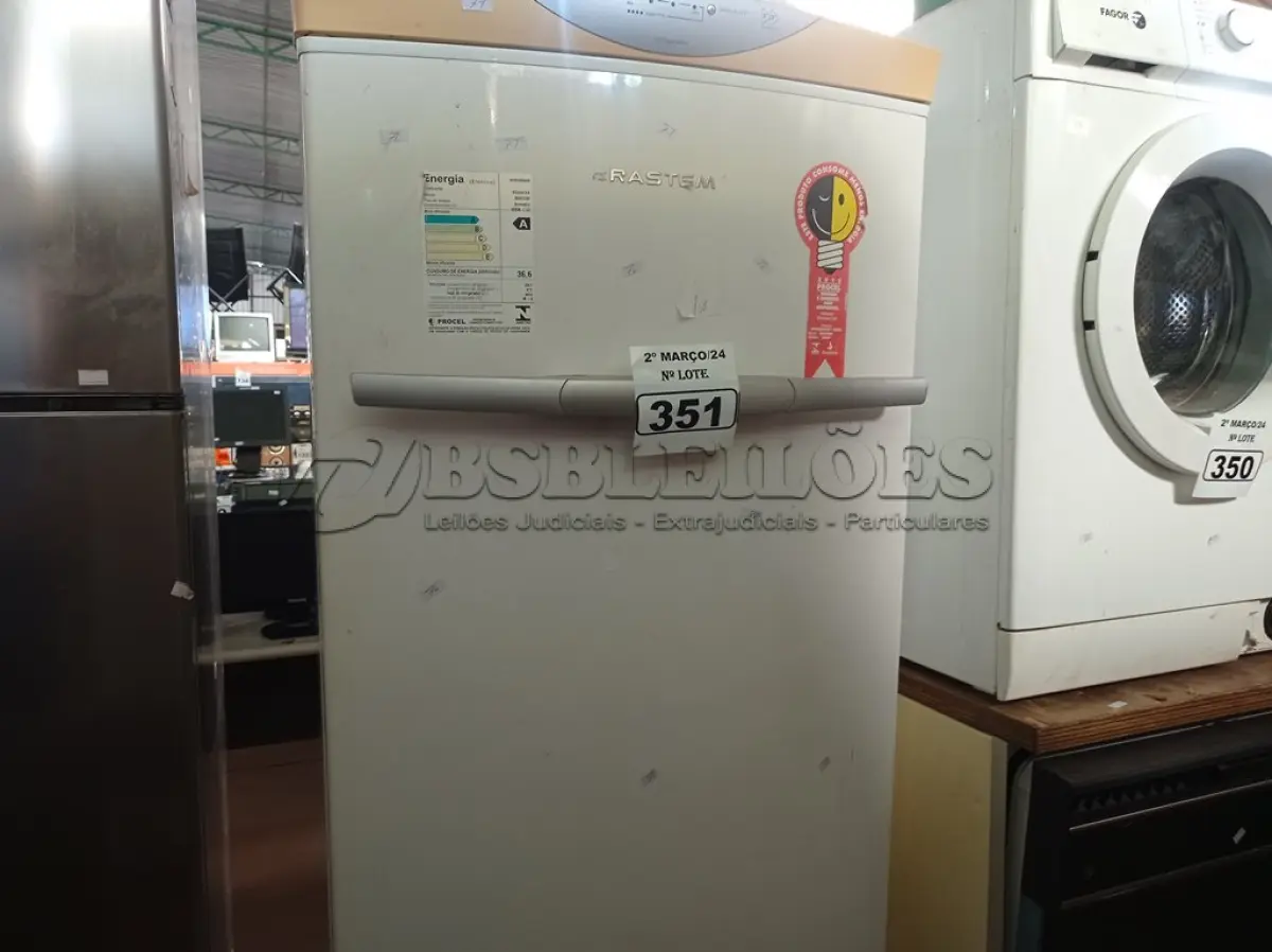 LOTE 351 - 01 GELADEIRA MARCA BRASTEMP 127V. (NO ESTADO) ATENÇÃO! FAZER A VISITAÇÃO ANTES DE ARREMATAR, NÃO SABEMOS SE FUNCIONA. LEILÃO NÃO TEM GARANTIA E NEM DEVOLUÇÃO, SUJEITO A POSSÍVEIS AVARIAS VISÍVEIS/OCULTAS E/OU AUSÊNCIA DE COMPONENTES.