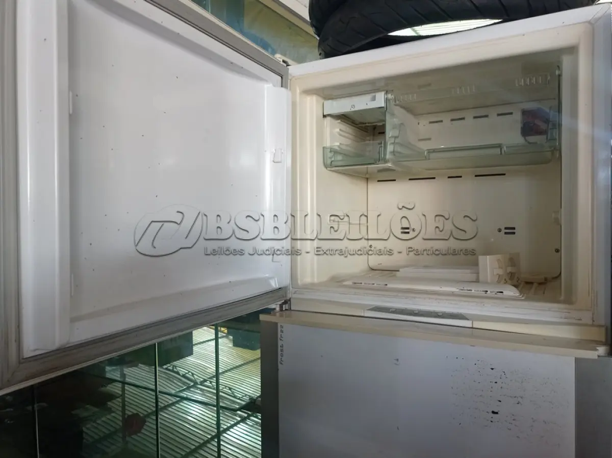 LOTE 305 - 01 GELADEIRA MARCA BRASTEMP 220V. (NO ESTADO) ATENÇÃO! FAZER A VISITAÇÃO ANTES DE ARREMATAR, NÃO SABEMOS SE FUNCIONA. LEILÃO NÃO TEM GARANTIA E NEM DEVOLUÇÃO, SUJEITO A POSSÍVEIS AVARIAS VISÍVEIS/OCULTAS E/OU AUSÊNCIA DE COMPONENTES.