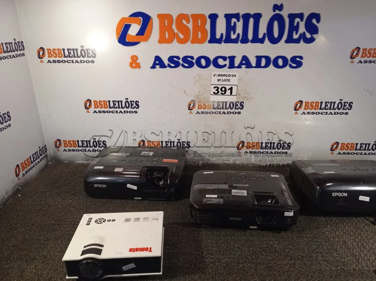 LOTE 391 - 04 PROJETORES MULTIMIDIA MARCAS E MODELOS DIVERSOS PARA RETIRADA DE PEÇAS. (NO ESTADO) ATENÇÃO! FAZER A VISITAÇÃO ANTES DE ARREMATAR, NÃO SABEMOS SE FUNCIONA. LEILÃO NÃO TEM GARANTIA E NEM DEVOLUÇÃO, SUJEITO A POSSÍVEIS AVARIAS VISÍVEIS/OCULTAS E/OU AUSÊNCIA DE COMPONENTES.