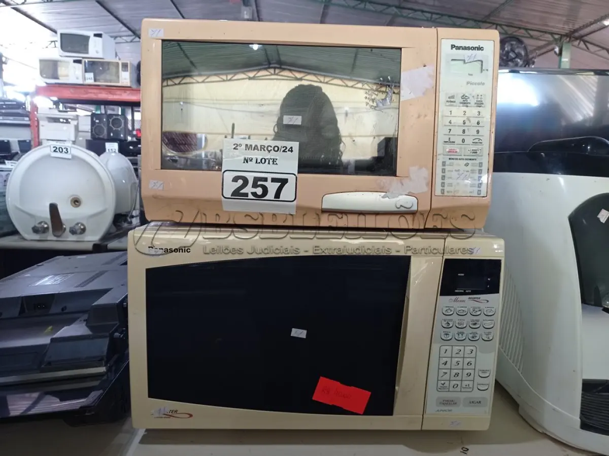 LOTE 257 - 04 MICRO-ONDAS MARCAS E MODELOS DIVERSOS PARA RETIRADA DE PEÇAS. (NO ESTADO) ATENÇÃO! FAZER A VISITAÇÃO ANTES DE ARREMATAR, NÃO SABEMOS SE FUNCIONA. LEILÃO NÃO TEM GARANTIA E NEM DEVOLUÇÃO, SUJEITO A POSSÍVEIS AVARIAS VISÍVEIS/OCULTAS E/OU AUSÊNCIA DE COMPONENTES.