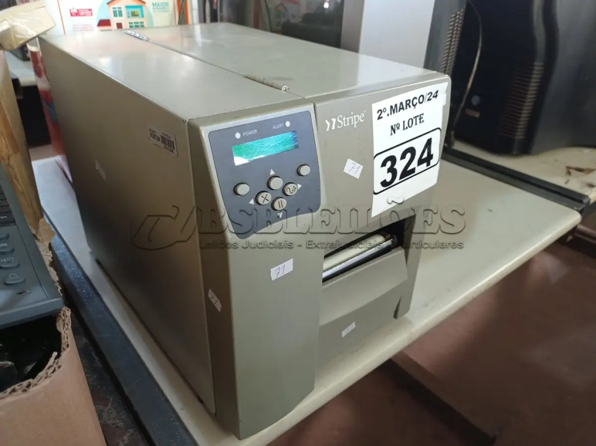 LOTE 324 - 01 IMPRESSORA DE ETIQUETAS MARCA ZEBRA. (NO ESTADO) ATENÇÃO! FAZER A VISITAÇÃO ANTES DE ARREMATAR, NÃO SABEMOS SE FUNCIONA. LEILÃO NÃO TEM GARANTIA E NEM DEVOLUÇÃO, SUJEITO A POSSÍVEIS AVARIAS VISÍVEIS/OCULTAS E/OU AUSÊNCIA DE COMPONENTES.