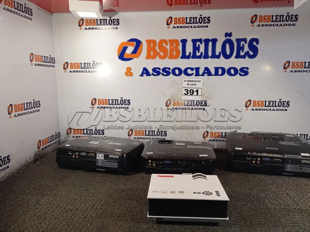 LOTE 391 - 04 PROJETORES MULTIMIDIA MARCAS E MODELOS DIVERSOS PARA RETIRADA DE PEÇAS. (NO ESTADO) ATENÇÃO! FAZER A VISITAÇÃO ANTES DE ARREMATAR, NÃO SABEMOS SE FUNCIONA. LEILÃO NÃO TEM GARANTIA E NEM DEVOLUÇÃO, SUJEITO A POSSÍVEIS AVARIAS VISÍVEIS/OCULTAS E/OU AUSÊNCIA DE COMPONENTES.