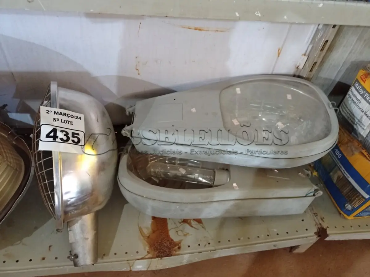 LOTE 435 - 07 LUMINÁRIAS DE POSTE DE ILUMINAÇÃO PÚBLICA. (NO ESTADO) ATENÇÃO! FAZER A VISITAÇÃO ANTES DE ARREMATAR, NÃO SABEMOS SE FUNCIONA. LEILÃO NÃO TEM GARANTIA E NEM DEVOLUÇÃO, SUJEITO A POSSÍVEIS AVARIAS VISÍVEIS/OCULTAS E/OU AUSÊNCIA DE COMPONENTES.