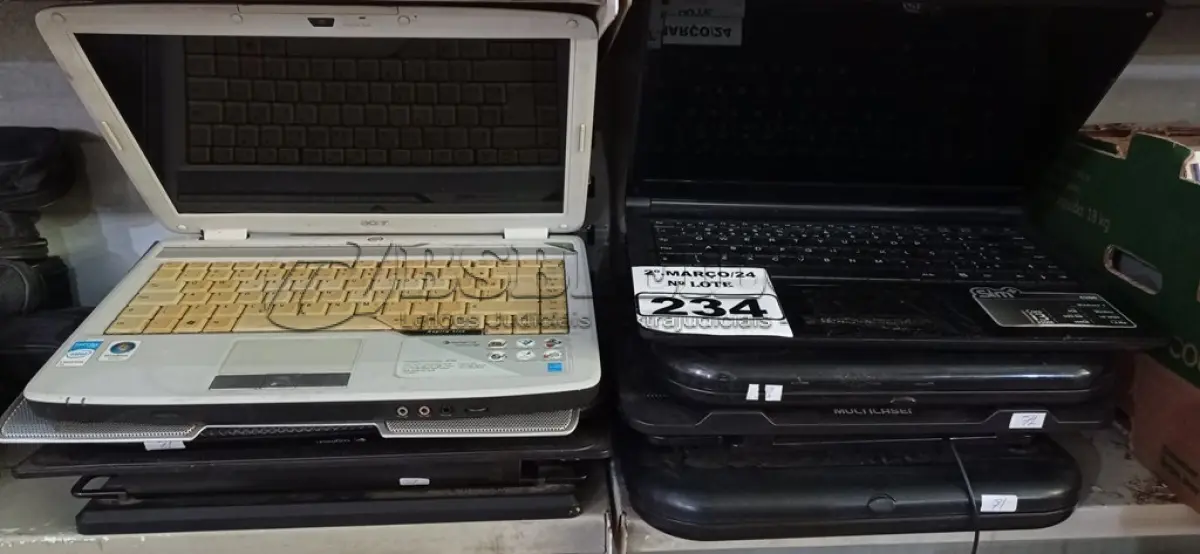 LOTE 234 - 02 NOTEBOOK’S E VÁRIAS BASES DE REFRIGERAÇÃO PARA NOTEBOOK. (NO ESTADO) ATENÇÃO! FAZER A VISITAÇÃO ANTES DE ARREMATAR, NÃO SABEMOS SE FUNCIONA. LEILÃO NÃO TEM GARANTIA E NEM DEVOLUÇÃO, SUJEITO A POSSÍVEIS AVARIAS VISÍVEIS/OCULTAS E/OU AUSÊNCIA DE COMPONENTES.