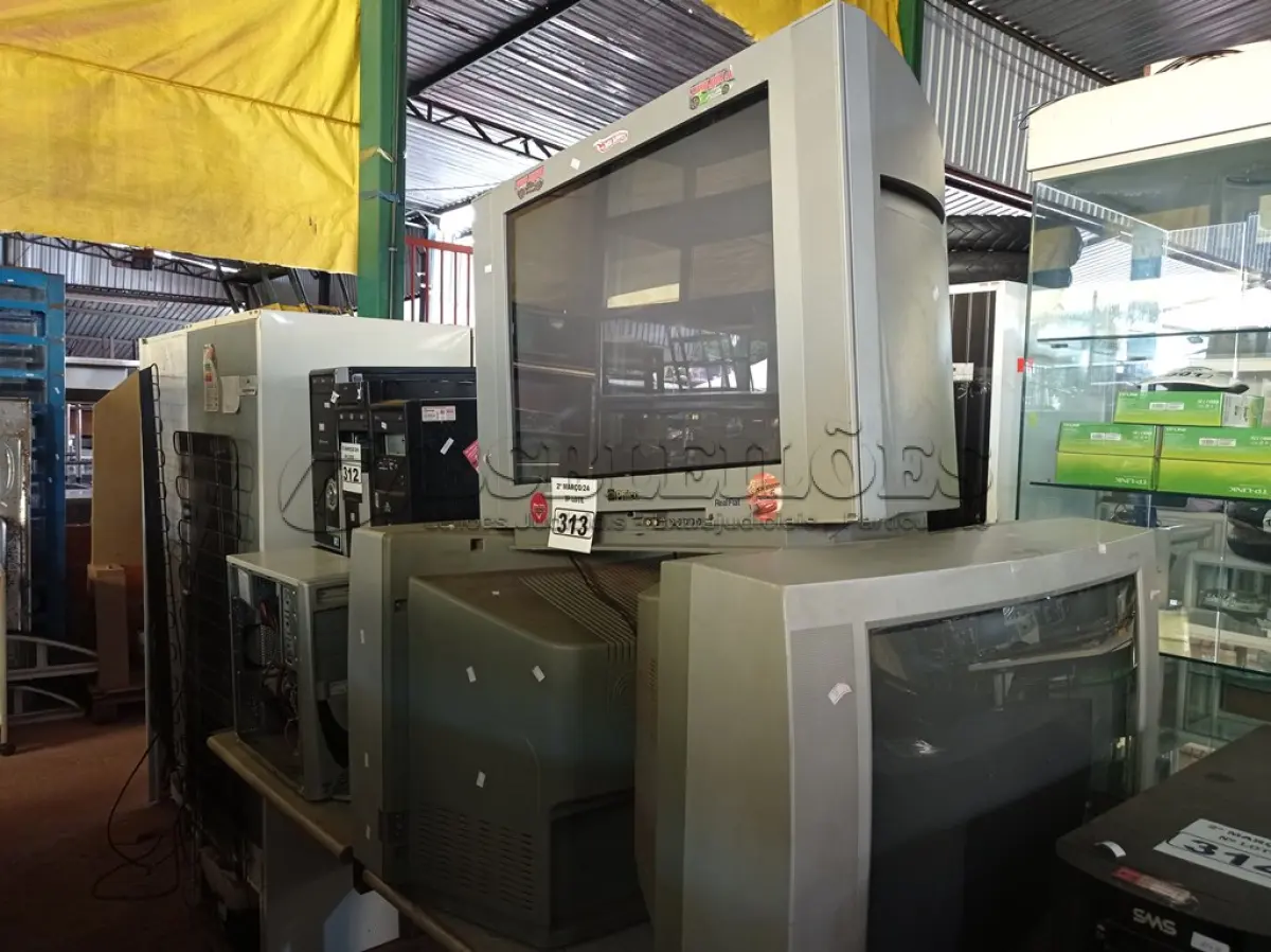 LOTE 313 - 03 TV’S DE TUBO MARCAS E MODELOS DIVERSOS. (NO ESTADO) ATENÇÃO! FAZER A VISITAÇÃO ANTES DE ARREMATAR, NÃO SABEMOS SE FUNCIONA. LEILÃO NÃO TEM GARANTIA E NEM DEVOLUÇÃO, SUJEITO A POSSÍVEIS AVARIAS VISÍVEIS/OCULTAS E/OU AUSÊNCIA DE COMPONENTES.