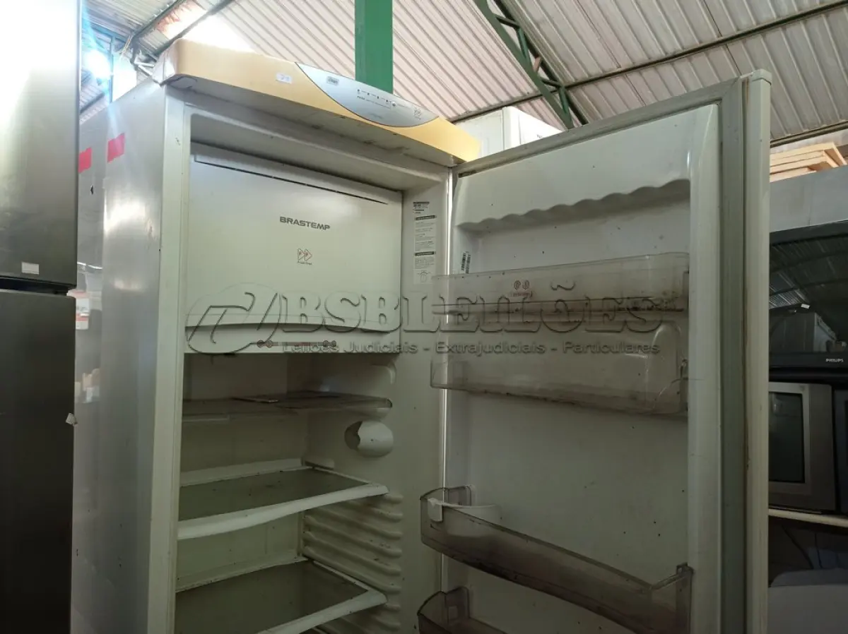 LOTE 351 - 01 GELADEIRA MARCA BRASTEMP 127V. (NO ESTADO) ATENÇÃO! FAZER A VISITAÇÃO ANTES DE ARREMATAR, NÃO SABEMOS SE FUNCIONA. LEILÃO NÃO TEM GARANTIA E NEM DEVOLUÇÃO, SUJEITO A POSSÍVEIS AVARIAS VISÍVEIS/OCULTAS E/OU AUSÊNCIA DE COMPONENTES.
