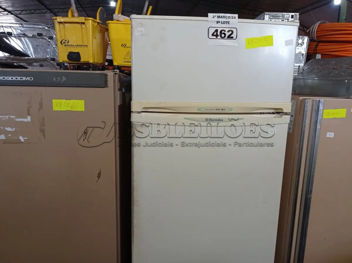 LOTE 462 - 01 GELADEIRA MARCA ELECTROLUX 220V. (NO ESTADO) ATENÇÃO! FAZER A VISITAÇÃO ANTES DE ARREMATAR, NÃO SABEMOS SE FUNCIONA. LEILÃO NÃO TEM GARANTIA E NEM DEVOLUÇÃO, SUJEITO A POSSÍVEIS AVARIAS VISÍVEIS/OCULTAS E/OU AUSÊNCIA DE COMPONENTES.