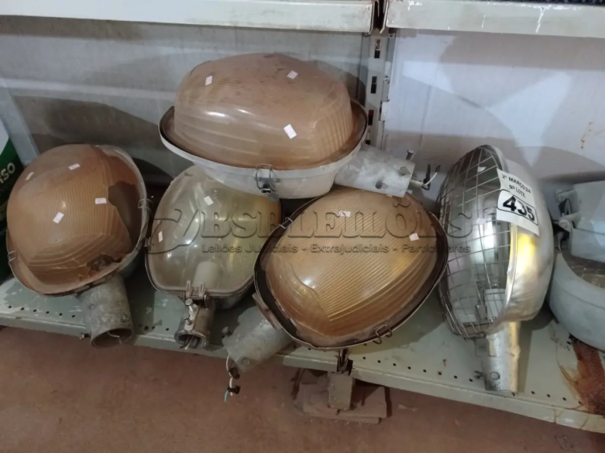 LOTE 435 - 07 LUMINÁRIAS DE POSTE DE ILUMINAÇÃO PÚBLICA. (NO ESTADO) ATENÇÃO! FAZER A VISITAÇÃO ANTES DE ARREMATAR, NÃO SABEMOS SE FUNCIONA. LEILÃO NÃO TEM GARANTIA E NEM DEVOLUÇÃO, SUJEITO A POSSÍVEIS AVARIAS VISÍVEIS/OCULTAS E/OU AUSÊNCIA DE COMPONENTES.