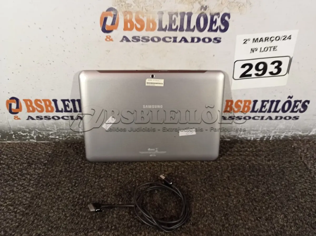 LOTE 293 - 01 TABLET SAMSUNG TAB2 TELA 10.1” COM CABO. (NO ESTADO) ATENÇÃO! FAZER A VISITAÇÃO ANTES DE ARREMATAR, NÃO SABEMOS SE FUNCIONA. LEILÃO NÃO TEM GARANTIA E NEM DEVOLUÇÃO, SUJEITO A POSSÍVEIS AVARIAS VISÍVEIS/OCULTAS E/OU AUSÊNCIA DE COMPONENTES.
