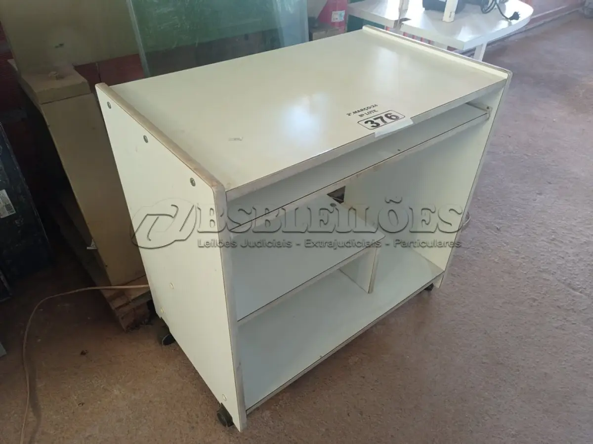 LOTE 376 - 01 MESINHA PARA COMPUTADOR. (NO ESTADO) ATENÇÃO! FAZER A VISITAÇÃO ANTES DE ARREMATAR, NÃO SABEMOS SE FUNCIONA. LEILÃO NÃO TEM GARANTIA E NEM DEVOLUÇÃO, SUJEITO A POSSÍVEIS AVARIAS VISÍVEIS/OCULTAS E/OU AUSÊNCIA DE COMPONENTES.