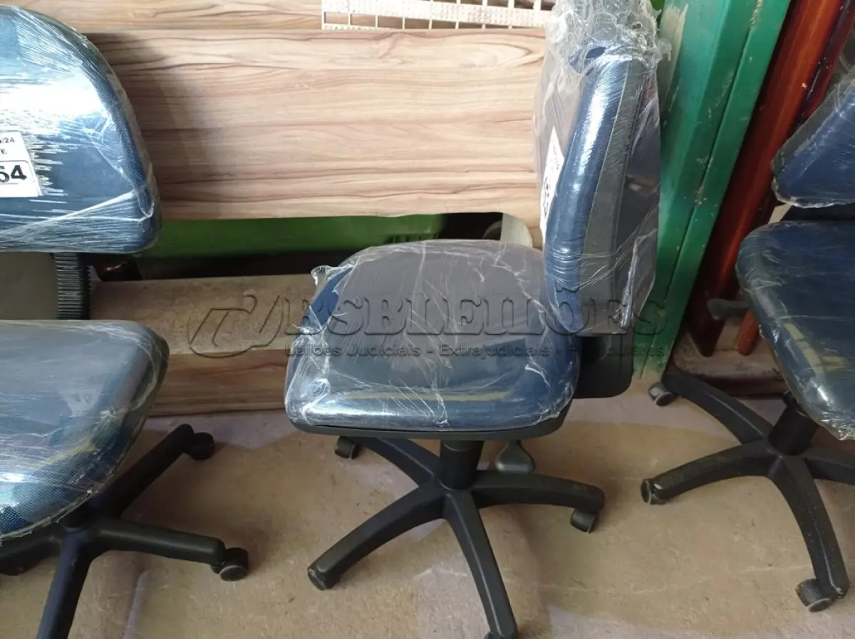 LOTE 453 - 01 CADEIRA DE ESCRITÓRIO COM BASE GIRATÓRIA. (NO ESTADO) ATENÇÃO! FAZER A VISITAÇÃO ANTES DE ARREMATAR, NÃO SABEMOS SE FUNCIONA. LEILÃO NÃO TEM GARANTIA E NEM DEVOLUÇÃO, SUJEITO A POSSÍVEIS AVARIAS VISÍVEIS/OCULTAS E/OU AUSÊNCIA DE COMPONENTES.