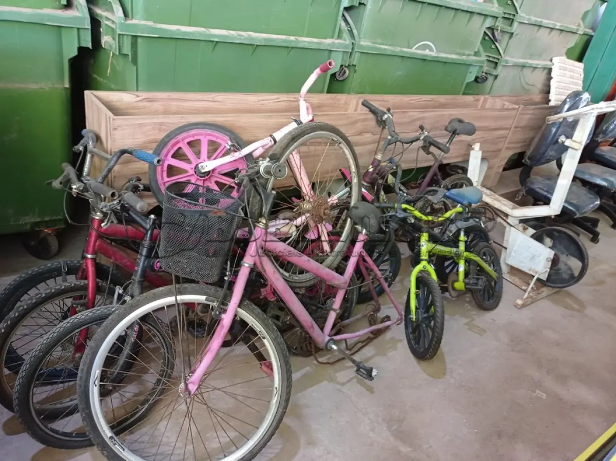 LOTE 271 - 01 LOTE COM VÁRIAS BICICLETAS MARCAS E MODELOS DIVERSOS. (NO ESTADO) ATENÇÃO! FAZER A VISITAÇÃO ANTES DE ARREMATAR, NÃO SABEMOS SE FUNCIONA. LEILÃO NÃO TEM GARANTIA E NEM DEVOLUÇÃO, SUJEITO A POSSÍVEIS AVARIAS VISÍVEIS/OCULTAS E/OU AUSÊNCIA DE COMPONENTES.