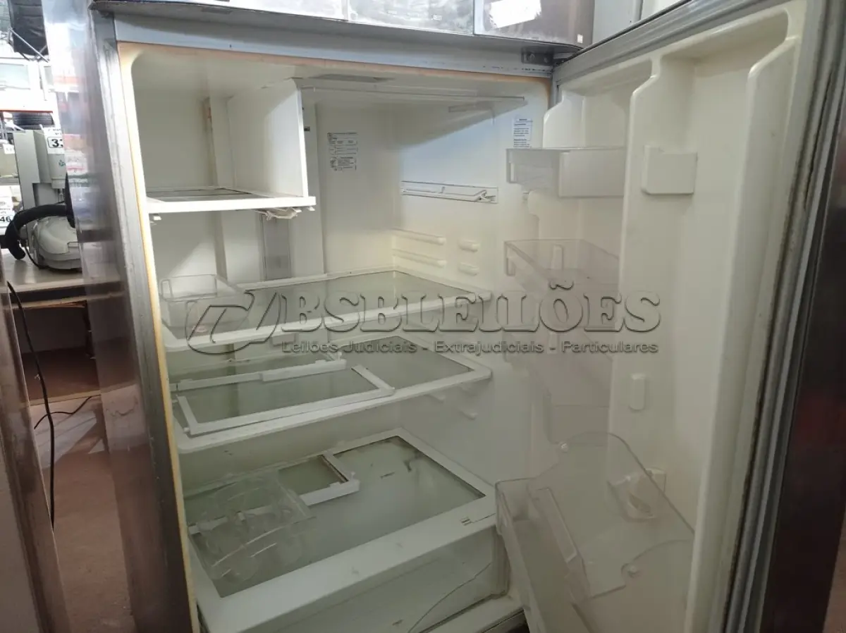 LOTE 352 - 01 GELADEIRA MARCA ELECTROLUX 220V. (NO ESTADO) ATENÇÃO! FAZER A VISITAÇÃO ANTES DE ARREMATAR, NÃO SABEMOS SE FUNCIONA. LEILÃO NÃO TEM GARANTIA E NEM DEVOLUÇÃO, SUJEITO A POSSÍVEIS AVARIAS VISÍVEIS/OCULTAS E/OU AUSÊNCIA DE COMPONENTES.