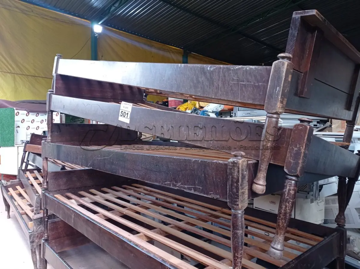 LOTE 501 - 05 CAMAS DE SOLTEIRO EM IMBUIA SEM COLCHÃO. (NO ESTADO) ATENÇÃO! FAZER A VISITAÇÃO ANTES DE ARREMATAR, NÃO SABEMOS SE FUNCIONA. LEILÃO NÃO TEM GARANTIA E NEM DEVOLUÇÃO, SUJEITO A POSSÍVEIS AVARIAS VISÍVEIS/OCULTAS E/OU AUSÊNCIA DE COMPONENTES.