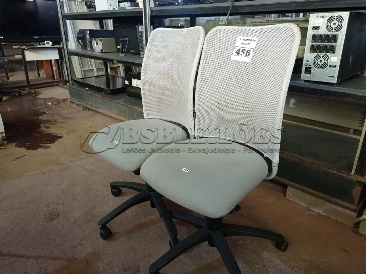 LOTE 456 - 02 CADEIRAS DE ESCRITÓRIO COM BASES GIRATÓRIAS. (NO ESTADO) ATENÇÃO! FAZER A VISITAÇÃO ANTES DE ARREMATAR, NÃO SABEMOS SE FUNCIONA. LEILÃO NÃO TEM GARANTIA E NEM DEVOLUÇÃO, SUJEITO A POSSÍVEIS AVARIAS VISÍVEIS/OCULTAS E/OU AUSÊNCIA DE COMPONENTES.