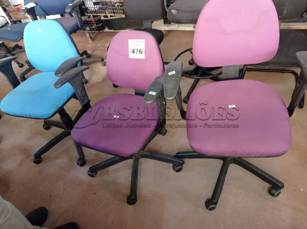 LOTE 476 - 03 CADEIRAS DE ESCRITÓRIO COM BASE GIRATÓRIA. (NO ESTADO) ATENÇÃO! FAZER A VISITAÇÃO ANTES DE ARREMATAR, NÃO SABEMOS SE FUNCIONA. LEILÃO NÃO TEM GARANTIA E NEM DEVOLUÇÃO, SUJEITO A POSSÍVEIS AVARIAS VISÍVEIS/OCULTAS E/OU AUSÊNCIA DE COMPONENTES.