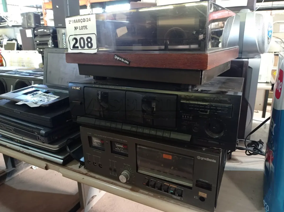 LOTE 208 - 02 STÉREO CASSETE DECK E 01 TOCA DISCOS MARCAS E MODELOS DIVERSOS (NO ESTADO) ATENÇÃO! FAZER A VISITAÇÃO ANTES DE ARREMATAR, NÃO SABEMOS SE FUNCIONA. LEILÃO NÃO TEM GARANTIA E NEM DEVOLUÇÃO, SUJEITO A POSSÍVEIS AVARIAS VISÍVEIS/OCULTAS E/OU AUSÊNCIA DE COMPONENTES.