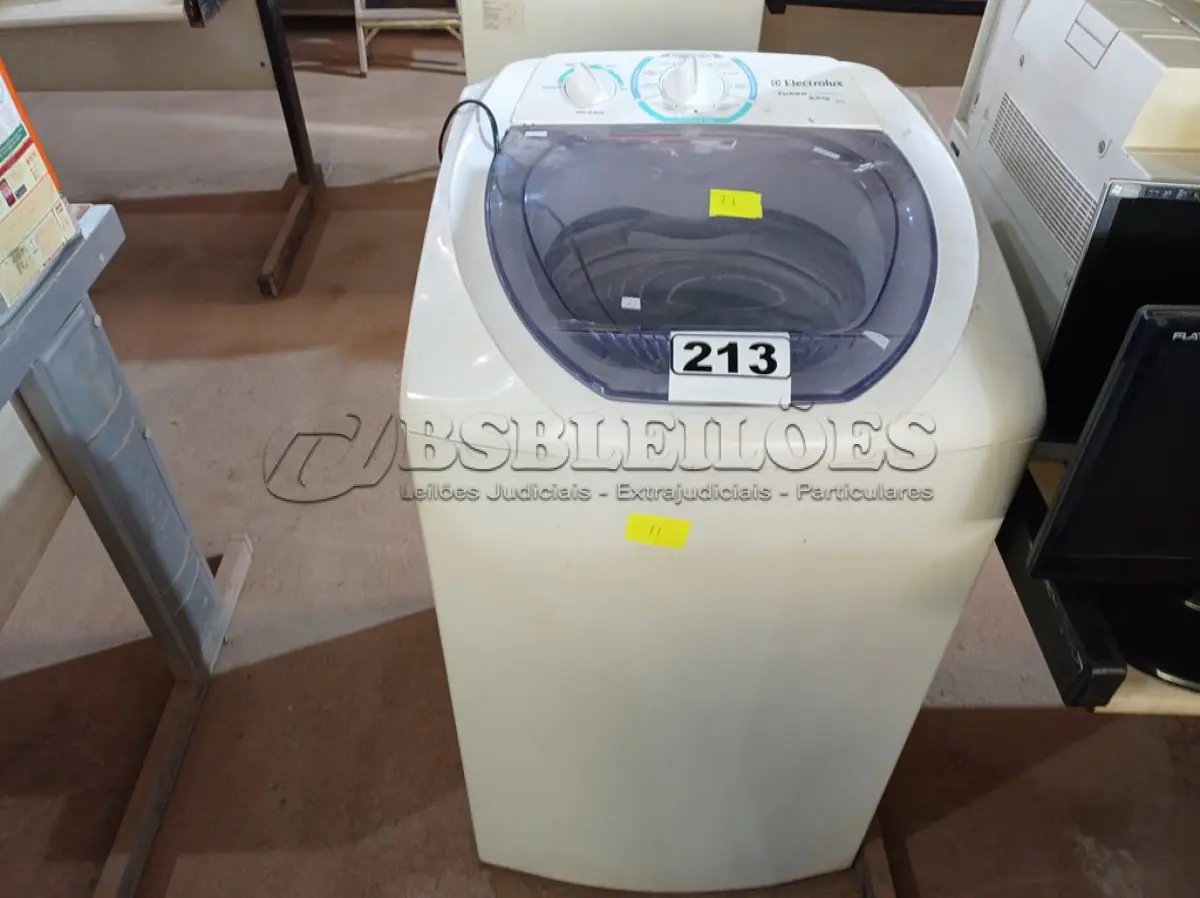 LOTE 213 - 01 MÁQUINA DE LAVAR ROUPAS MARCA ELECTROLUX 6KG 220V. (NO ESTADO) ATENÇÃO! FAZER A VISITAÇÃO ANTES DE ARREMATAR, NÃO SABEMOS SE FUNCIONA. LEILÃO NÃO TEM GARANTIA E NEM DEVOLUÇÃO, SUJEITO A POSSÍVEIS AVARIAS VISÍVEIS/OCULTAS E/OU AUSÊNCIA DE COMPONENTES.