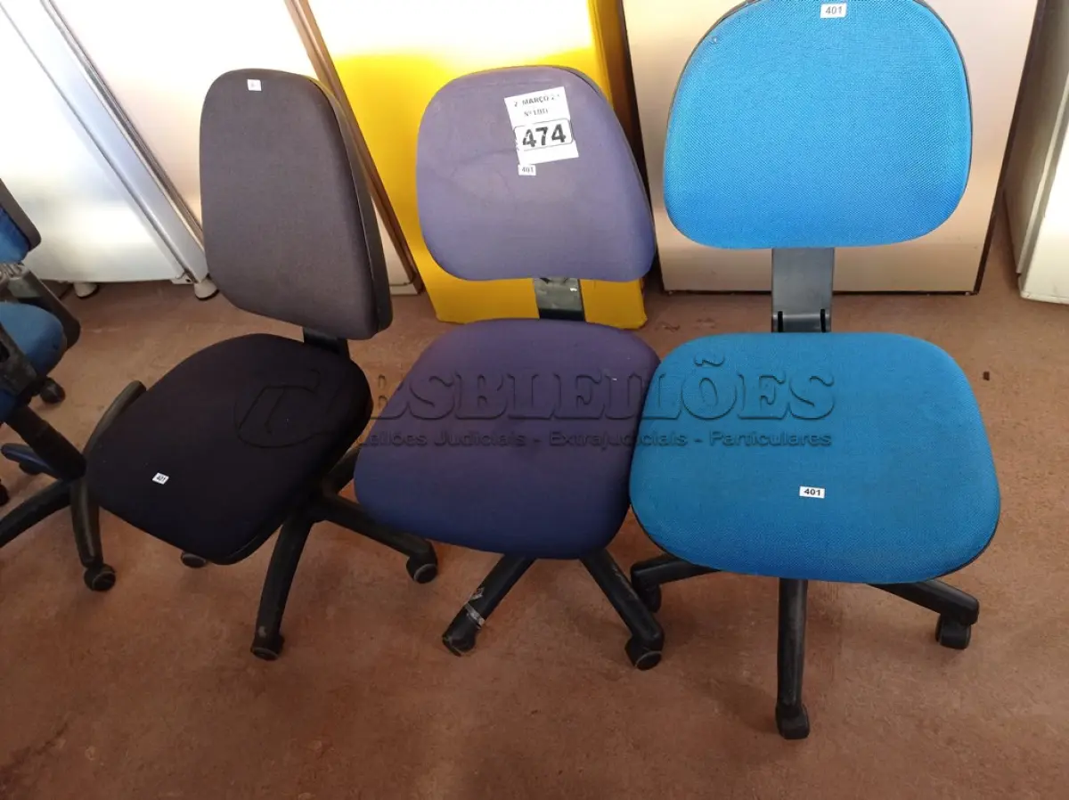 LOTE 474 - 03 CADEIRAS DE ESCRITÓRIO COM BASE GIRATÓRIA. (NO ESTADO) ATENÇÃO! FAZER A VISITAÇÃO ANTES DE ARREMATAR, NÃO SABEMOS SE FUNCIONA. LEILÃO NÃO TEM GARANTIA E NEM DEVOLUÇÃO, SUJEITO A POSSÍVEIS AVARIAS VISÍVEIS/OCULTAS E/OU AUSÊNCIA DE COMPONENTES.