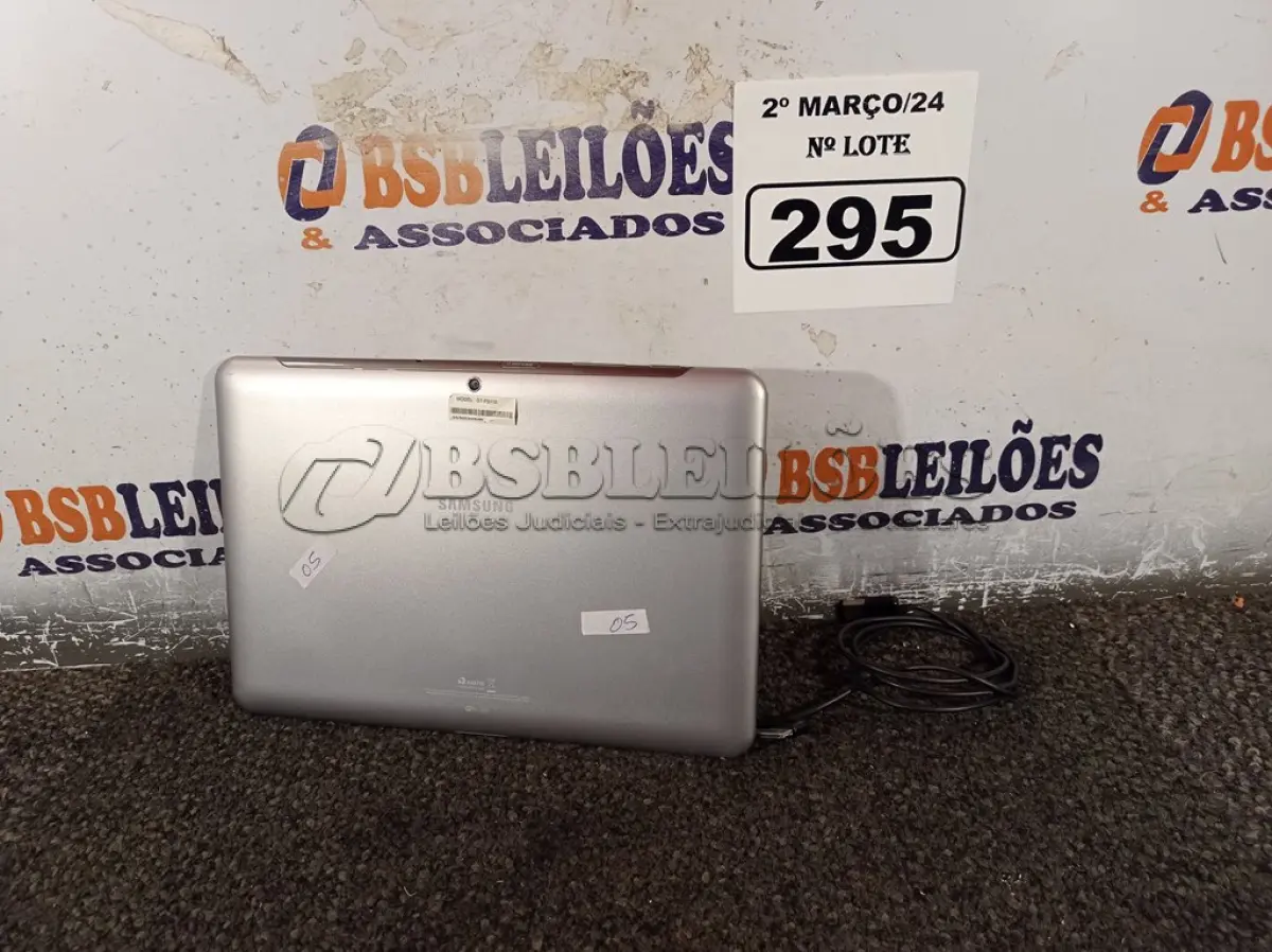 LOTE 295 - 01 TABLET SAMSUNG TAB2 TELA 10.1” COM CABO. (NO ESTADO) ATENÇÃO! FAZER A VISITAÇÃO ANTES DE ARREMATAR, NÃO SABEMOS SE FUNCIONA. LEILÃO NÃO TEM GARANTIA E NEM DEVOLUÇÃO, SUJEITO A POSSÍVEIS AVARIAS VISÍVEIS/OCULTAS E/OU AUSÊNCIA DE COMPONENTES.