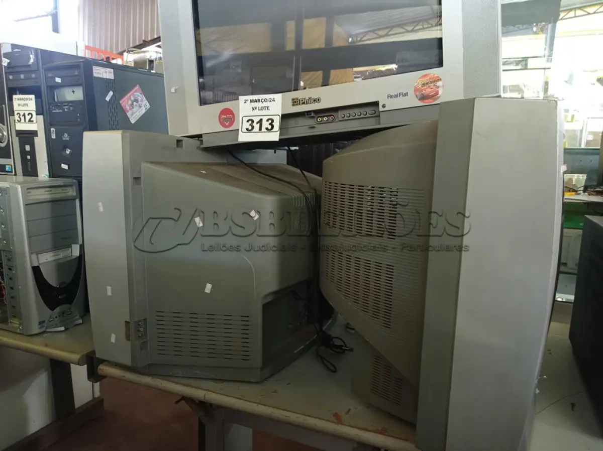 LOTE 313 - 03 TV’S DE TUBO MARCAS E MODELOS DIVERSOS. (NO ESTADO) ATENÇÃO! FAZER A VISITAÇÃO ANTES DE ARREMATAR, NÃO SABEMOS SE FUNCIONA. LEILÃO NÃO TEM GARANTIA E NEM DEVOLUÇÃO, SUJEITO A POSSÍVEIS AVARIAS VISÍVEIS/OCULTAS E/OU AUSÊNCIA DE COMPONENTES.