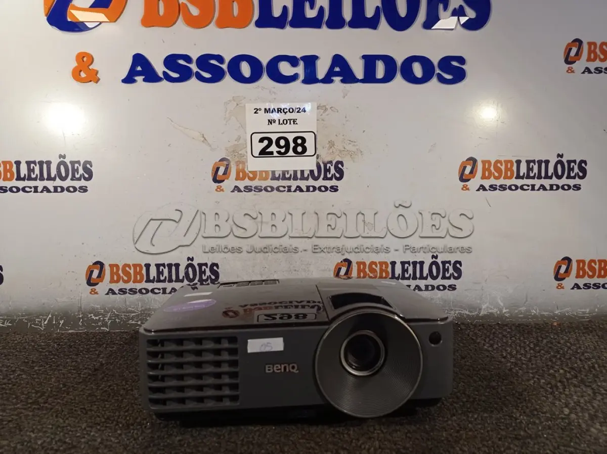 LOTE 298 - 01 PROJETOR MULTIMIDIA MARCA BENQ. (NO ESTADO) ATENÇÃO! FAZER A VISITAÇÃO ANTES DE ARREMATAR, NÃO SABEMOS SE FUNCIONA. LEILÃO NÃO TEM GARANTIA E NEM DEVOLUÇÃO, SUJEITO A POSSÍVEIS AVARIAS VISÍVEIS/OCULTAS E/OU AUSÊNCIA DE COMPONENTES.