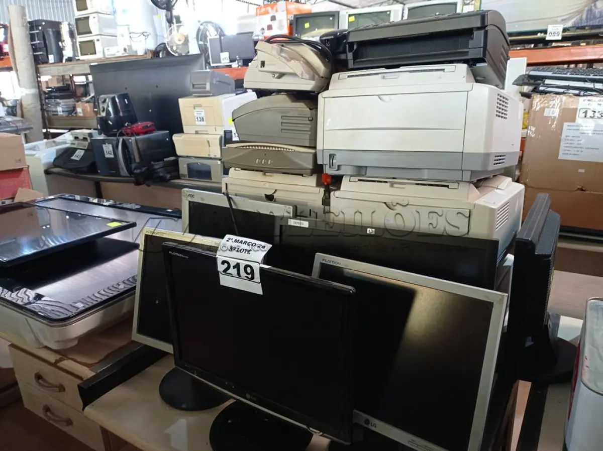 LOTE 219 - 05 IMPRESSORAS, 01 SCANNER, 03 APARELHOS DE FAX E 06 MONITORES MARCAS E MODELOS DIVERSOS PARA RETIRADA DE PEÇAS. (NO ESTADO) ATENÇÃO! FAZER A VISITAÇÃO ANTES DE ARREMATAR, NÃO SABEMOS SE FUNCIONA. LEILÃO NÃO TEM GARANTIA E NEM DEVOLUÇÃO, SUJEITO A POSSÍVEIS AVARIAS VISÍVEIS/OCULTAS E/OU AUSÊNCIA DE COMPONENTES.