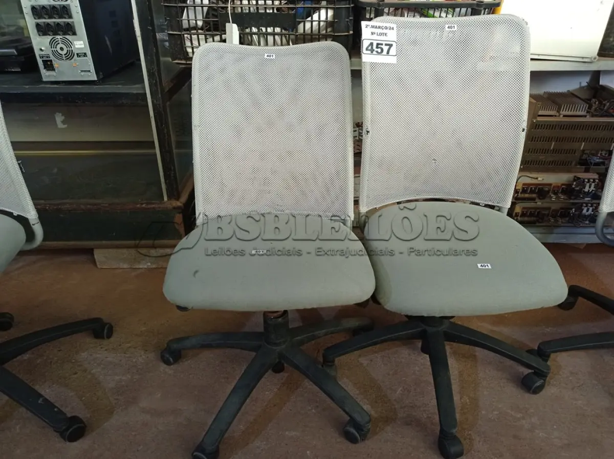 LOTE 457 - 02 CADEIRAS DE ESCRITÓRIO COM BASES GIRATÓRIAS. (NO ESTADO) ATENÇÃO! FAZER A VISITAÇÃO ANTES DE ARREMATAR, NÃO SABEMOS SE FUNCIONA. LEILÃO NÃO TEM GARANTIA E NEM DEVOLUÇÃO, SUJEITO A POSSÍVEIS AVARIAS VISÍVEIS/OCULTAS E/OU AUSÊNCIA DE COMPONENTES.
