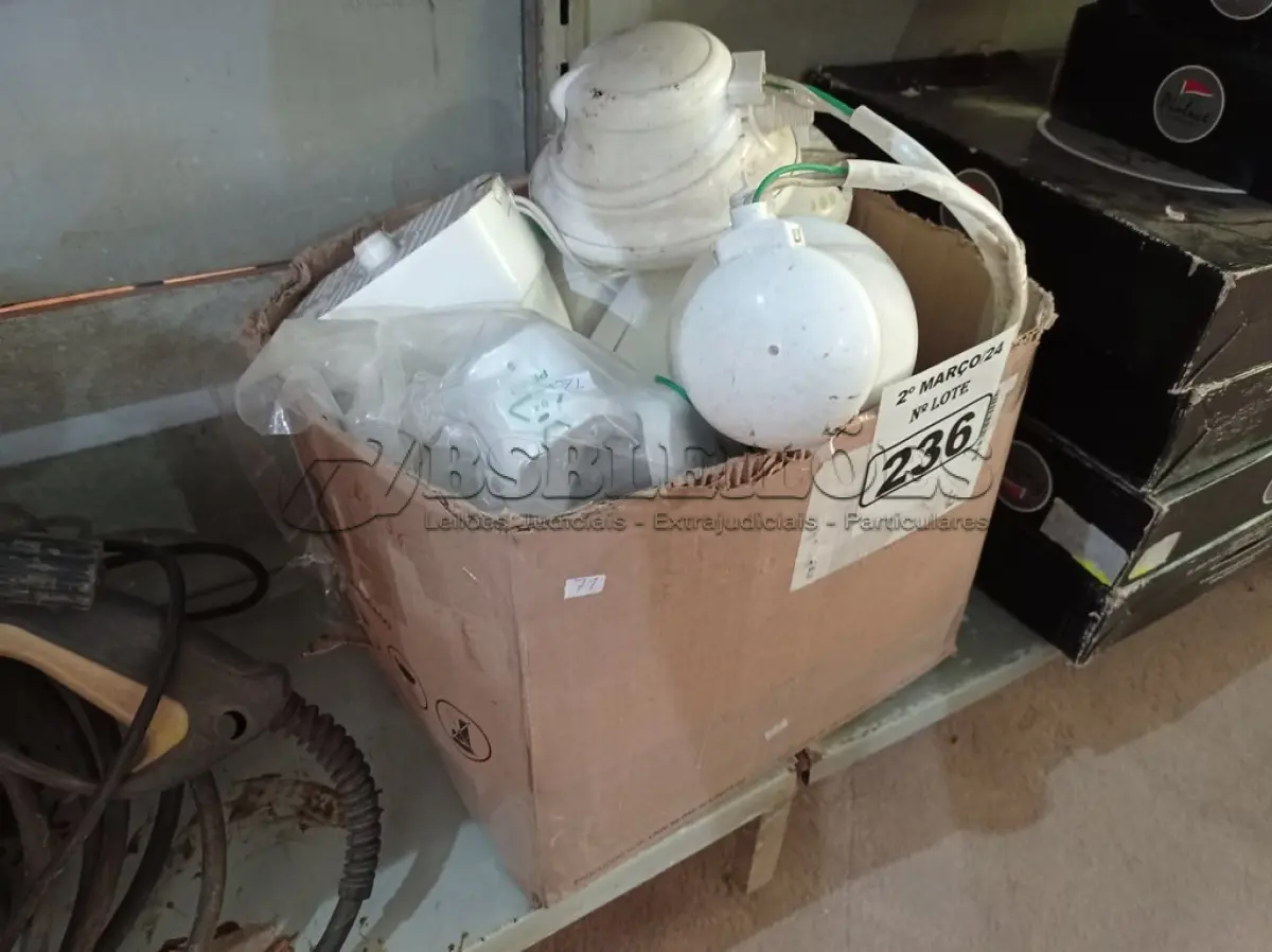 LOTE 236 - 01 LOTE COM VÁRIOS CHUVEIROS MARCAS E MODELOS DIVERSOS. (NO ESTADO) ATENÇÃO! FAZER A VISITAÇÃO ANTES DE ARREMATAR, NÃO SABEMOS SE FUNCIONA. LEILÃO NÃO TEM GARANTIA E NEM DEVOLUÇÃO, SUJEITO A POSSÍVEIS AVARIAS VISÍVEIS/OCULTAS E/OU AUSÊNCIA DE COMPONENTES.