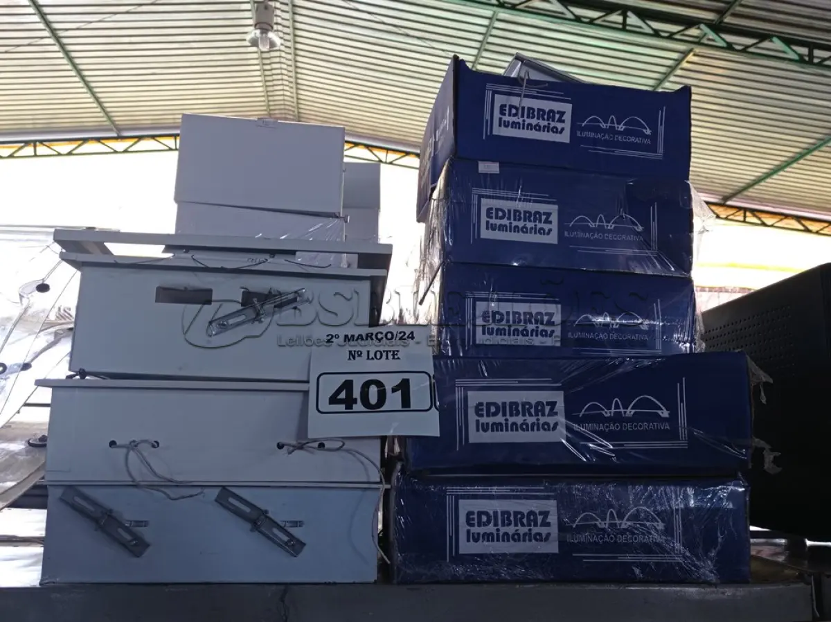 LOTE 401 - 01 LOTE COM VÁRIAS LUMINÁRIAS MARCAS E MODELOS DIVERSOS. (NO ESTADO) ATENÇÃO! FAZER A VISITAÇÃO ANTES DE ARREMATAR, NÃO SABEMOS SE FUNCIONA. LEILÃO NÃO TEM GARANTIA E NEM DEVOLUÇÃO, SUJEITO A POSSÍVEIS AVARIAS VISÍVEIS/OCULTAS E/OU AUSÊNCIA DE COMPONENTES.