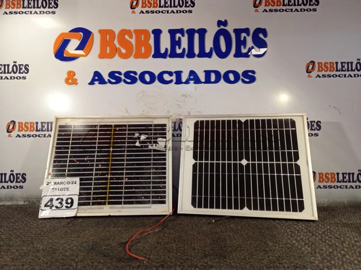 LOTE 439 - 02 PAINÉIS SOLARES 18V 10W. (NO ESTADO) ATENÇÃO! FAZER A VISITAÇÃO ANTES DE ARREMATAR, NÃO SABEMOS SE FUNCIONA. LEILÃO NÃO TEM GARANTIA E NEM DEVOLUÇÃO, SUJEITO A POSSÍVEIS AVARIAS VISÍVEIS/OCULTAS E/OU AUSÊNCIA DE COMPONENTES.