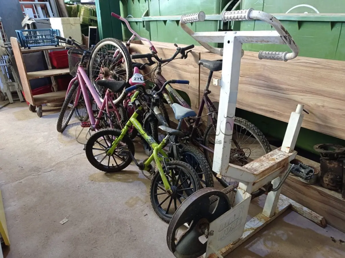 LOTE 271 - 01 LOTE COM VÁRIAS BICICLETAS MARCAS E MODELOS DIVERSOS. (NO ESTADO) ATENÇÃO! FAZER A VISITAÇÃO ANTES DE ARREMATAR, NÃO SABEMOS SE FUNCIONA. LEILÃO NÃO TEM GARANTIA E NEM DEVOLUÇÃO, SUJEITO A POSSÍVEIS AVARIAS VISÍVEIS/OCULTAS E/OU AUSÊNCIA DE COMPONENTES.