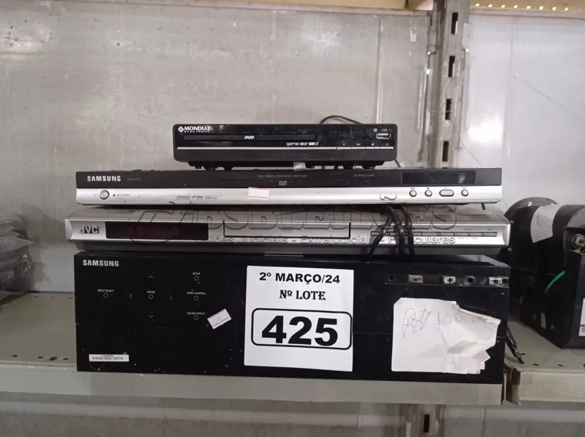LOTE 425 - 01 RECEIVER E 03 APARELHOS DE DVD MARCAS E MODELOS DIVERSOS. (NO ESTADO) ATENÇÃO! FAZER A VISITAÇÃO ANTES DE ARREMATAR, NÃO SABEMOS SE FUNCIONA. LEILÃO NÃO TEM GARANTIA E NEM DEVOLUÇÃO, SUJEITO A POSSÍVEIS AVARIAS VISÍVEIS/OCULTAS E/OU AUSÊNCIA DE COMPONENTES.