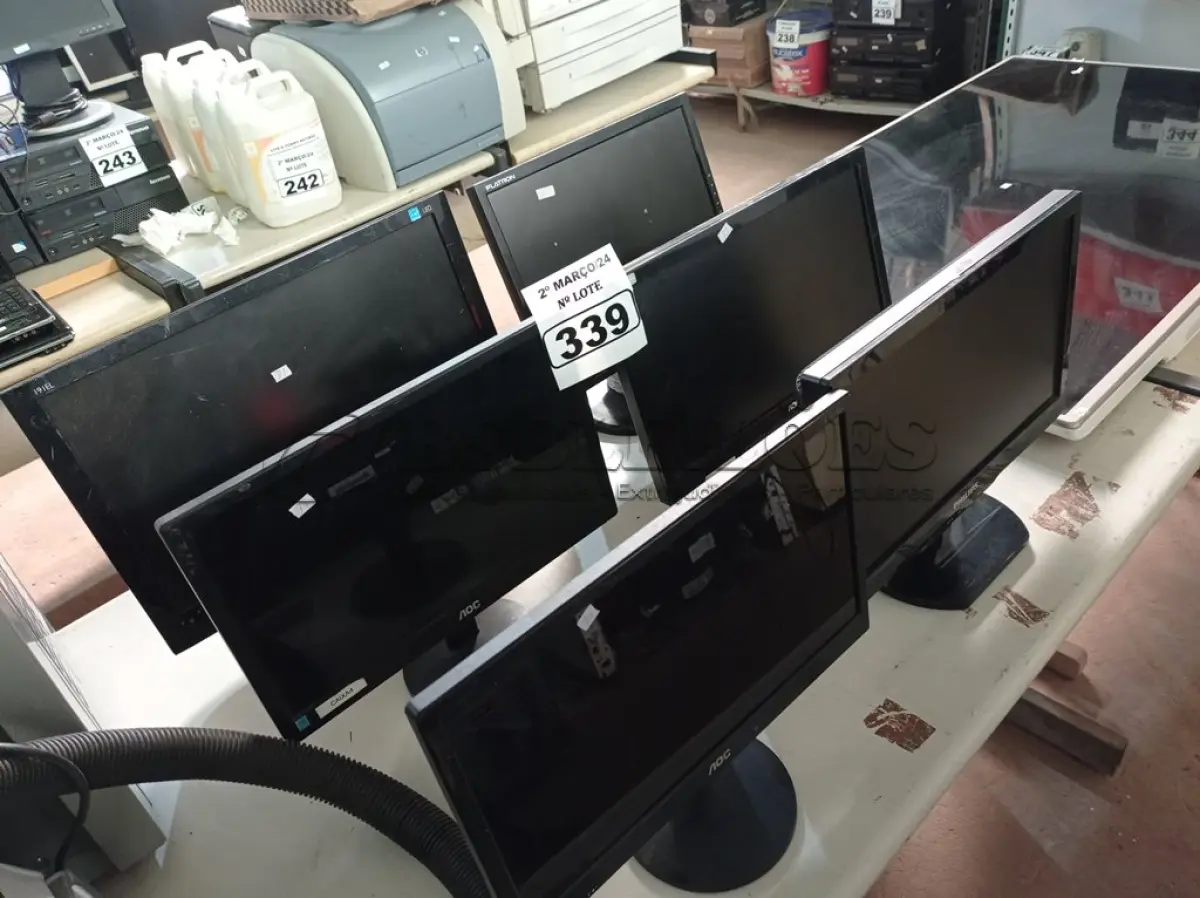 LOTE 339 - 06 MONITORES MARCAS E MODELOS DIVERSOS PARA RETIRADA DE PEÇAS. (NO ESTADO) ATENÇÃO! FAZER A VISITAÇÃO ANTES DE ARREMATAR, NÃO SABEMOS SE FUNCIONA. LEILÃO NÃO TEM GARANTIA E NEM DEVOLUÇÃO, SUJEITO A POSSÍVEIS AVARIAS VISÍVEIS/OCULTAS E/OU AUSÊNCIA DE COMPONENTES.